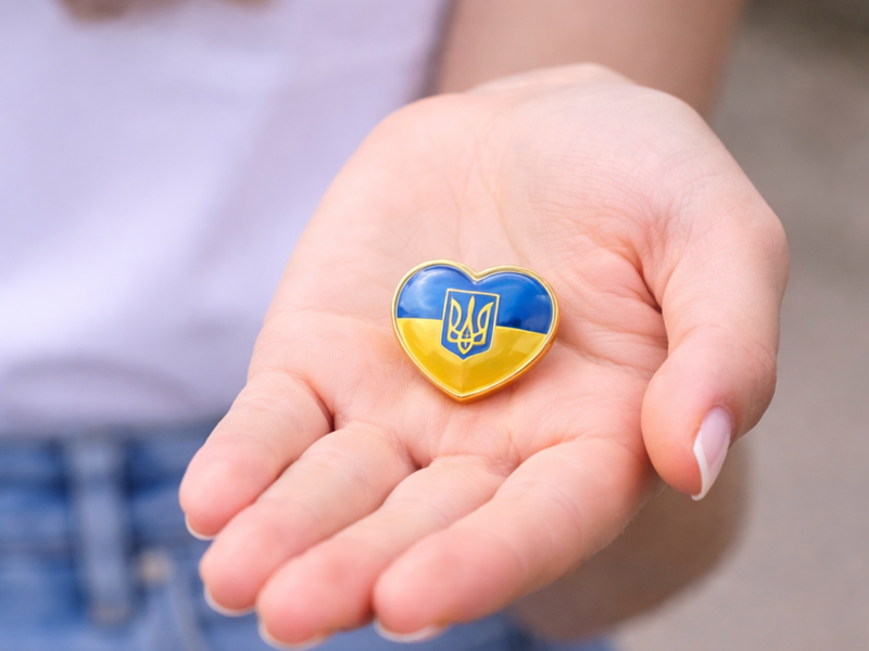 Значок флаг с гербом (сердце) 28х27х10мм 4820001003002 фото